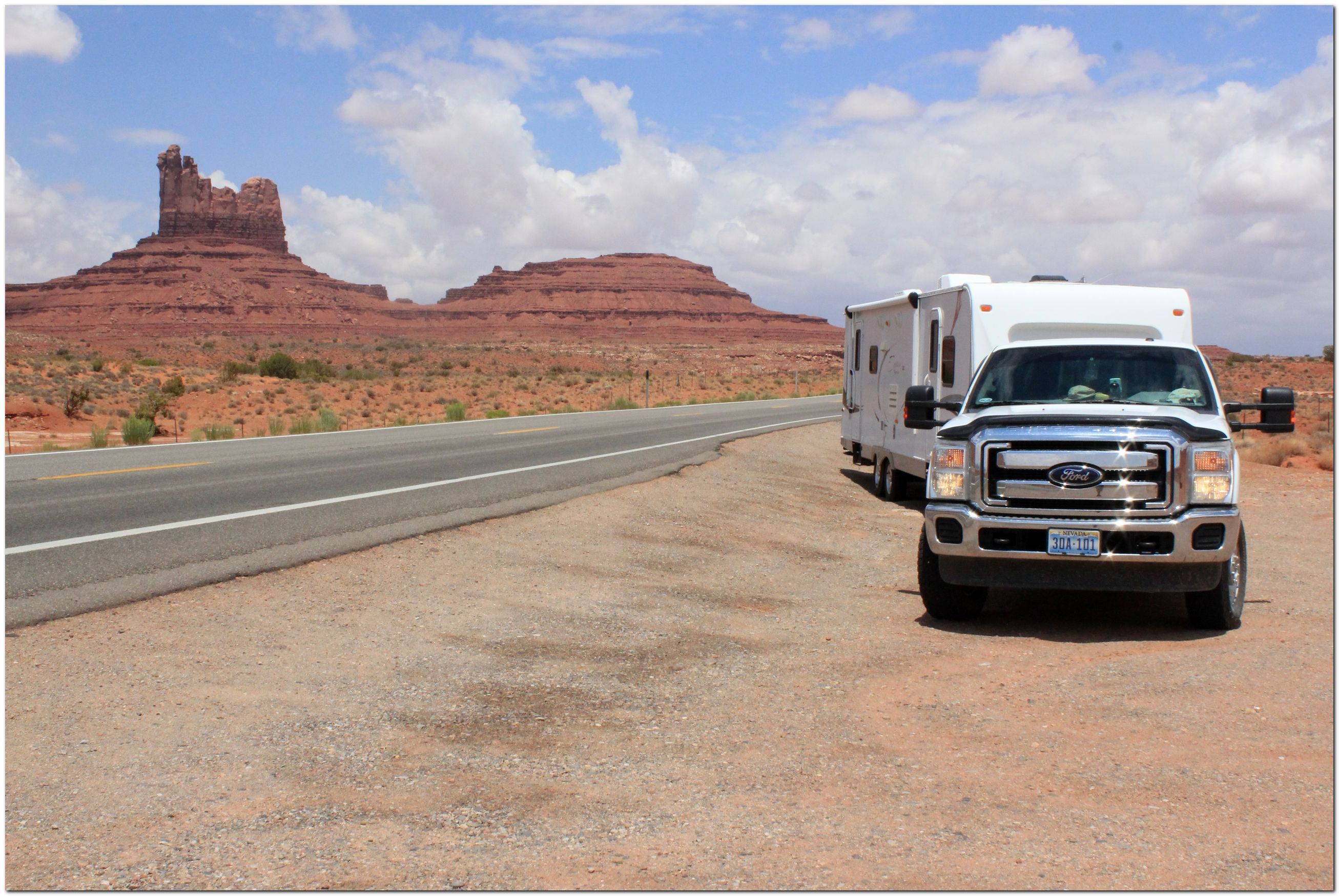 Monument-Valley-road-side